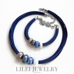 Синий набор украшений, колье и браслет, керамика на вощеной нити, ручная работа